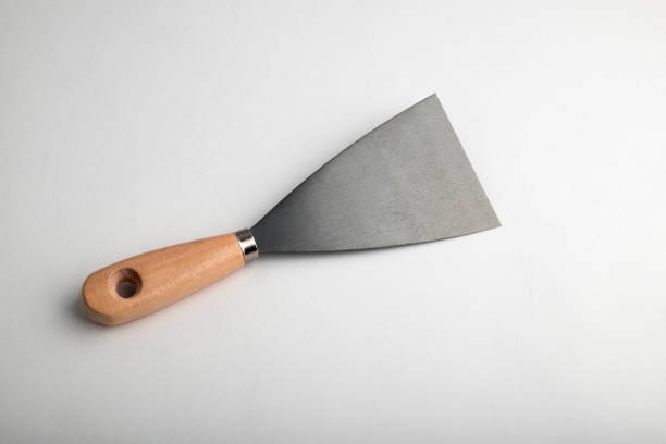 spatule d’outil de grattage sur le fond blanc. - plasterer plaster wall dirty photos et images de collection