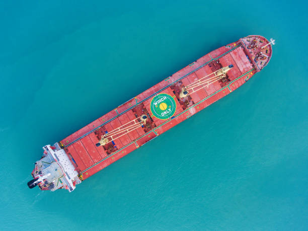 воздушный вид нефтяной танкер или танкер сжиженного природного газа транспортировки нефти с нефтеперерабатывающего завода в море. - oil carrier стоковые фото и изображения