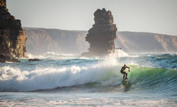 프라이아 다리파나 비치에서 서핑, 포르투갈 알가르베의 서핑 파라다이스 - portugal beach surfing surfboard 뉴스 사진 이미지