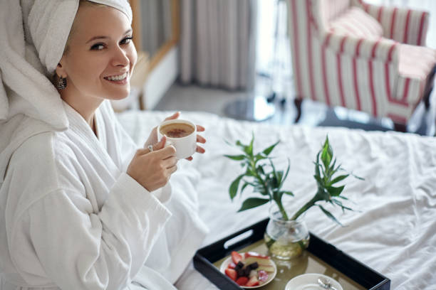 happy girl con una tazza di caffè. home style relax donna che indossa accappatoio e asciugamano dopo la doccia. spa buongiorno - bathrobe women cup towel foto e immagini stock