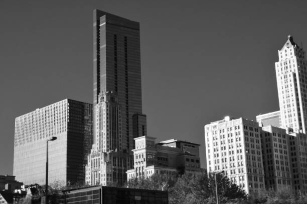 chicago sky series - chicago black and white contemporary tower - fotografias e filmes do acervo