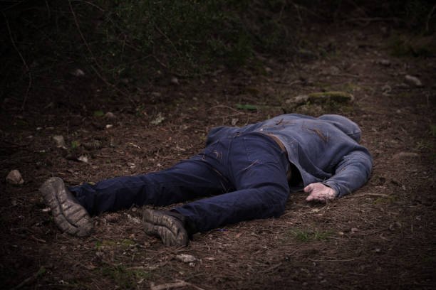 o corpo de um homem caucasiano foi encontrado no parque. assassinato na floresta. cidadão assassinado. cena do crime - cadáver - fotografias e filmes do acervo