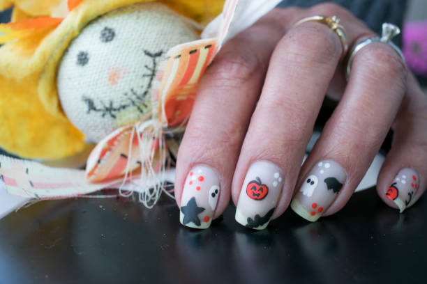 duchy nietoperze i pumpkin nail art design - color image halloween people elegance zdjęcia i obrazy z banku zdjęć