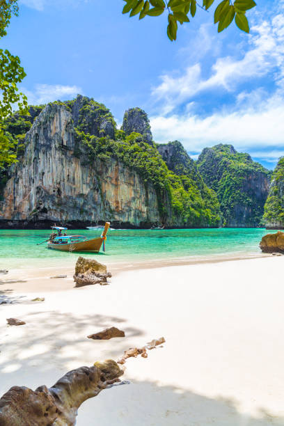 tajski tradycyjny drewniany longtail łódź i piękna plaża w prowincji phuket - beach sunset sand wood zdjęcia i obrazy z banku zdjęć