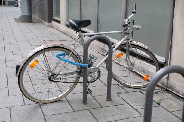 замок безопасности для велосипедной стоянки - bicycle rack стоковые фото и изображения