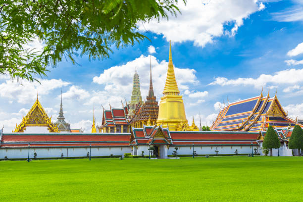 wat phra kaew, templo do buda esmeralda, bangkok. - bangkok thailand demon majestic - fotografias e filmes do acervo