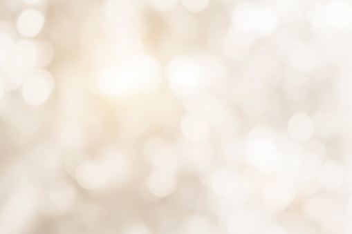 Crema borrosas luces de Navidad de fondo. Efecto de diseño enfoque feliz fiesta de vacaciones brillo textura blanco fondo de pantalla bokeh sol soleado estrella brillante suave destello cálido desenfoque luz nocturna año nuevo. photo