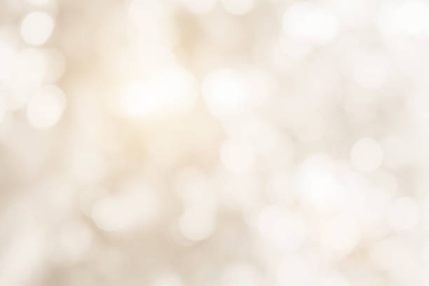 crema borrosas luces de navidad de fondo. efecto de diseño enfoque feliz fiesta de vacaciones brillo textura blanco fondo de pantalla bokeh sol soleado estrella brillante suave destello cálido desenfoque luz nocturna año nuevo. - beige fotografías e imágenes de stock