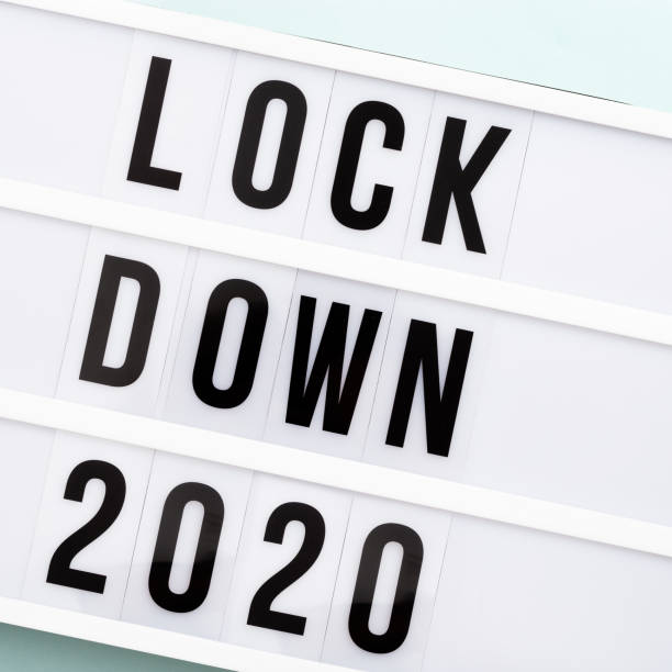 finestra luminosa con blocco dei messaggi 2020. la parola dell'anno 2020 è in lockdown. - housebound foto e immagini stock