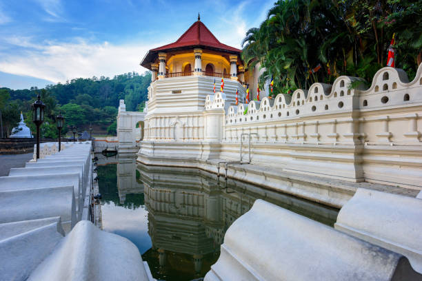 templo da relíquia do dente sagrado em kandy, sri lanka. - lanka - fotografias e filmes do acervo