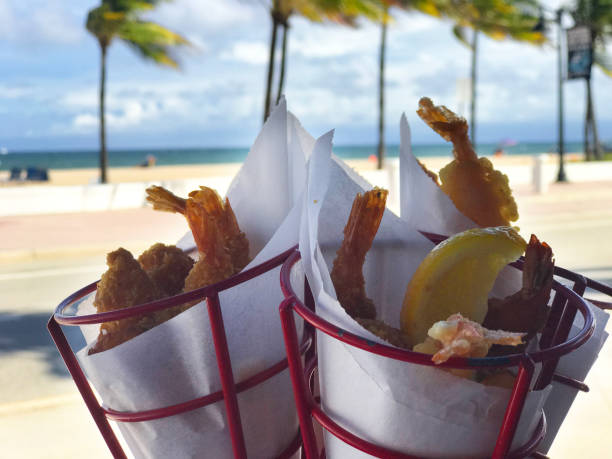 camarones fritos bajo la luz del sol en la costa - fort lauderdale florida miami florida beach fotografías e imágenes de stock