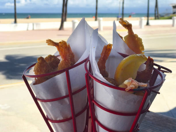 crevettes frites sous la lumière du soleil au bord de la mer - fort lauderdale florida miami florida beach photos et images de collection