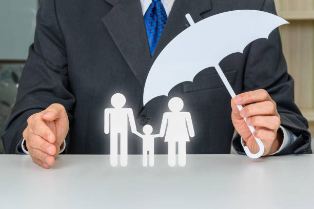 бизнесмен защищает членов семьи, например, родителей и ребенка - family insurance agent real estate financial advisor стоковые фото и изображения