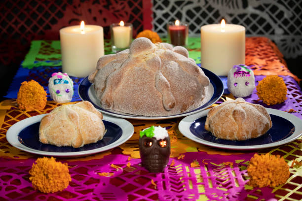 Day of the dead offering 6 A very traditional Mexican offering with pan de muerto and Mexican skulls religious offering stock pictures, royalty-free photos & images