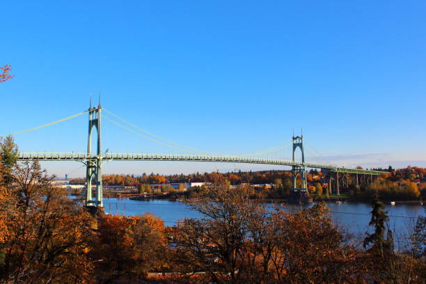 ポートランドのウィラメット川に架かるセントジョンズ橋 - saint johns river ストックフォトと画像