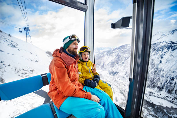 winterurlaub im skigebiet - skiurlaub stock-fotos und bilder