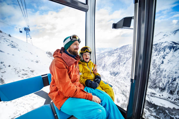 ferie zimowe w ośrodku narciarskim - family skiing ski vacations zdjęcia i obrazy z banku zdjęć