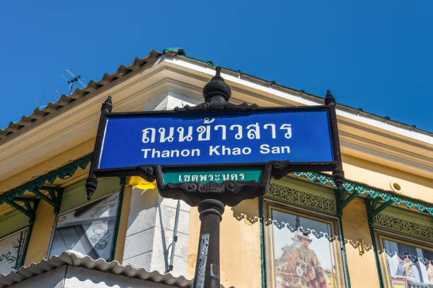 panneau de rue de yason khao san à bangkok, thaïlande - khao san road photos et images de collection
