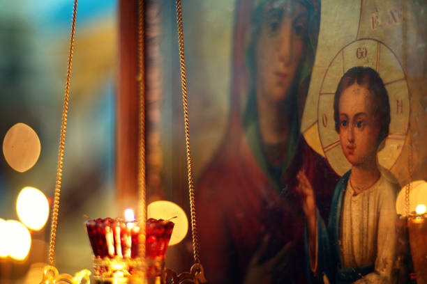 velas em um castiçal de ouro em frente ao altar em uma igreja ortodoxa. - orthodox orthodox church christianity church - fotografias e filmes do acervo