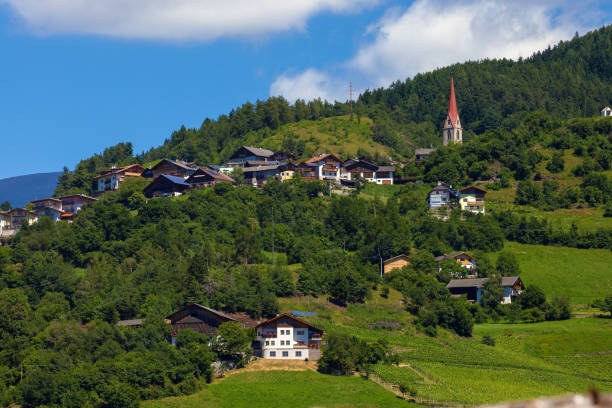 cidade fofa no sul de tirol - travel destinations alto adige north tirol dolomites - fotografias e filmes do acervo