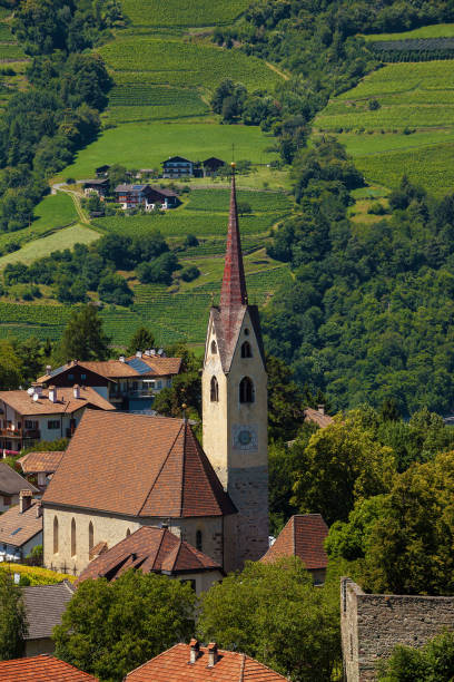 cidade fofa no sul de tirol - travel destinations alto adige north tirol dolomites - fotografias e filmes do acervo