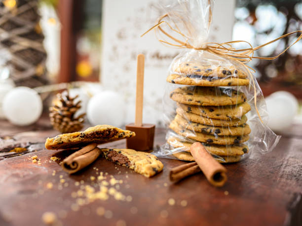 biscotti al cioccolato dolce - biscuit cookie cake variation foto e immagini stock