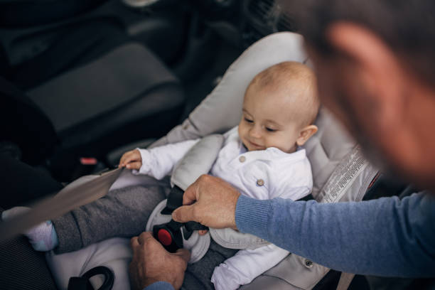 istock hands use the car seat belt 1285916250