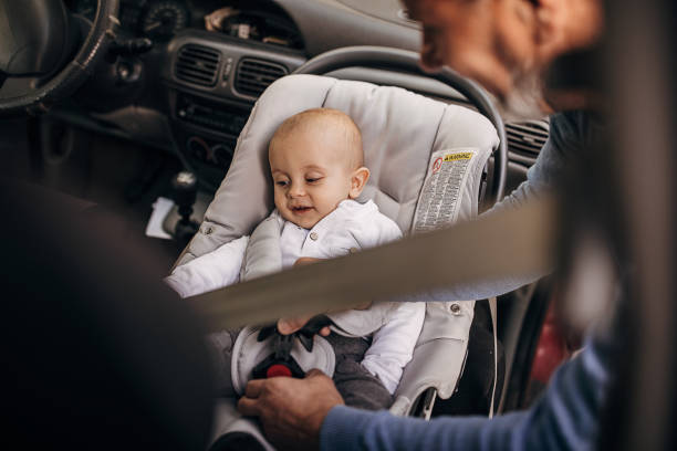 istock hands use the car seat belt 1285916348