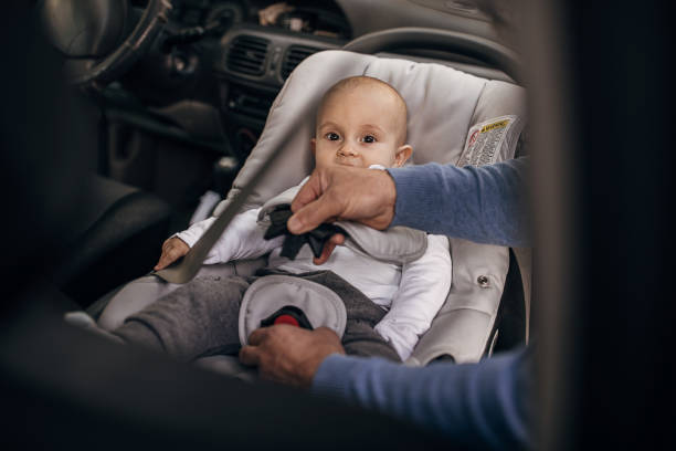 istock hands use the car seat belt 1285916510
