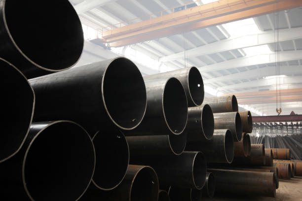 pila de tubo de metal de acero dentro de la fábrica - rusty pipe iron metal fotografías e imágenes de stock