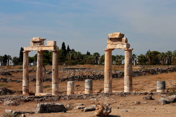 руины в древнем городе иераполис турция - hierapolis stadium stage theater amphitheater стоковые фото и изображения