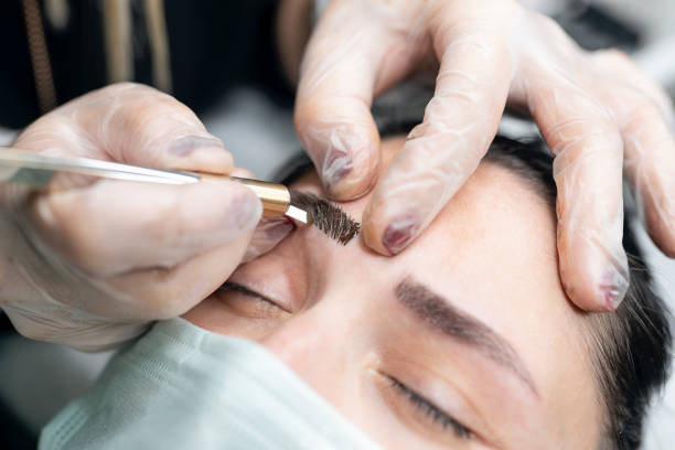 tratamiento de maquillaje de cejas - coloreado a mano fotografías e imágenes de stock