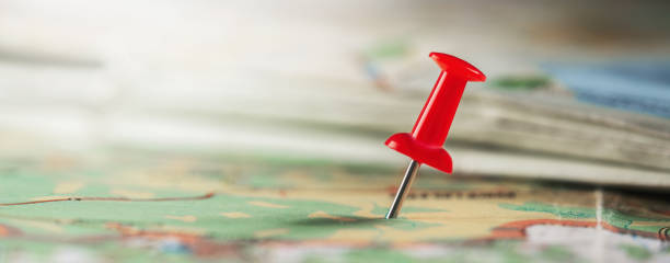 standortmarkierung mit pin auf der karte. reise- und reisekonzept. - geografie stock-fotos und bilder