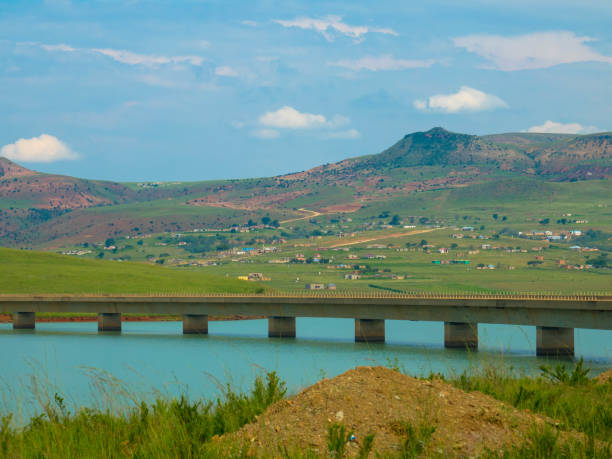 el puente de carretera sobre el río tugela bajo el muro de la presa de woodstock cerca de bergville en la provincia de kwazulu-natal - tugela river fotografías e imágenes de stock