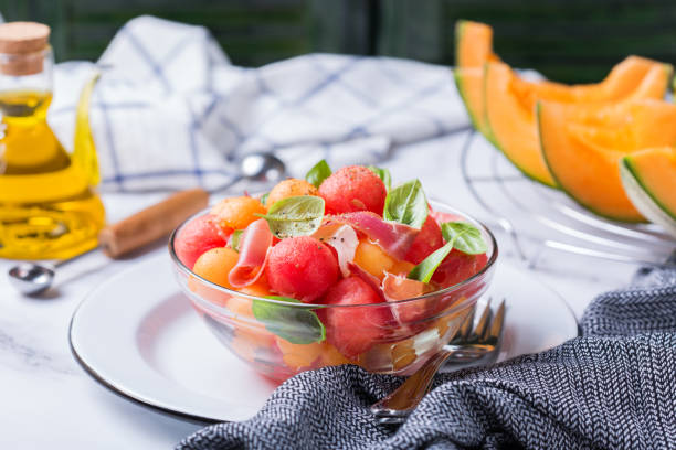 sałatka owocowa z kantalupą melonową, arbuzem i prosciutto - melon watermelon cantaloupe portion zdjęcia i obrazy z banku zdjęć