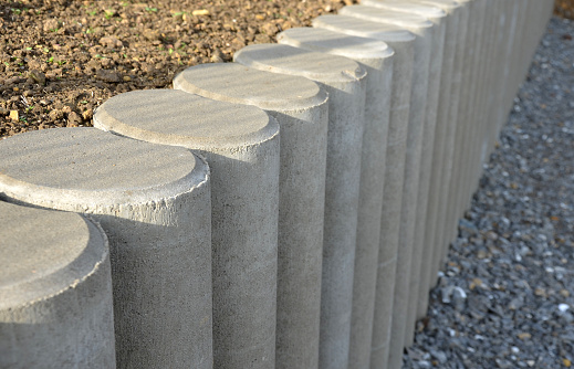 Palisade made of concrete of various shapes and profiles is widely used especially in garden architecture in solving smaller height differences, for edging raised flower beds, ornamental grassy areas. They can also be used as curbs.