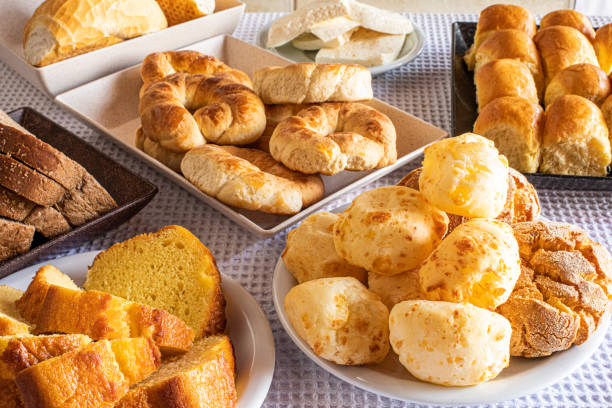 завтрак в отеле со сладостями, пирожными, сырным хлебом и хлебом. бразильская еда и кухня минейры. - gourmet pastry bread horizontal стоковые фото и изображения