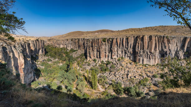 canyon di ihlara in cappadocia, aksaray, turchia. - ihlara valley foto e immagini stock