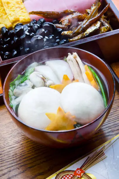 Zoni is a New Year's event dish that is eaten all over Japan during the New Year, and is either boiled or baked and put in soup. This is a Hiroshima-style simmered round rice cake.