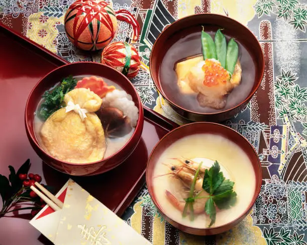 Cook called zouni is Japanese New Year's cooking, cooking rice cake, baking, baking, baking soup, adding a variety of ingredients. The name of the mizunashi means the drop of offerings to God.