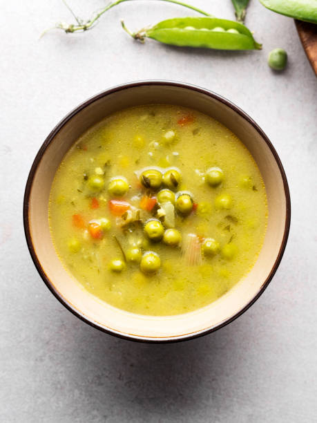 repas de pois verts, soupe aux pois verts, - whole directly above close up studio shot photos et images de collection