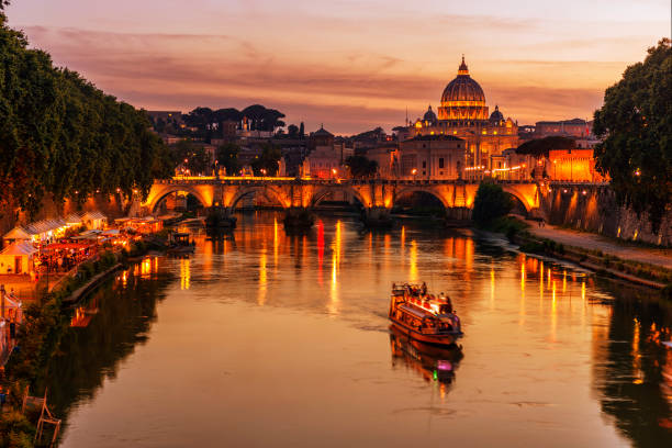 o rio tibre e a basílica de são pedro em roma - rome italy vatican st peters basilica - fotografias e filmes do acervo