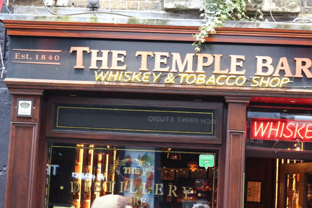 blick auf einen berühmten pub im viertel temple bar im zentrum von dublin. temple bar wird als dublins kulturviertel beworben und wird täglich von hunderten touristen besucht. - irish culture music guinness pub stock-fotos und bilder