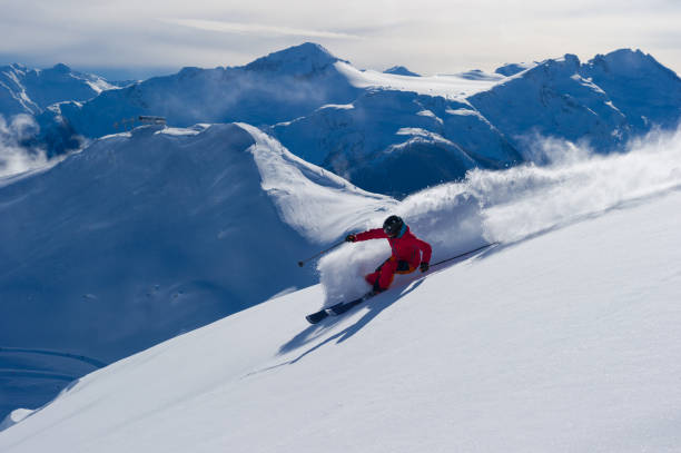 mulher esquiando pó fresco em férias de esqui - skiing winter sport powder snow athlete - fotografias e filmes do acervo