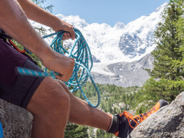 mężczyzna wspinacz przygotowuje się do zejścia, przygotowuje się z liny - mountain climbing rock climbing motivation awe zdjęcia i obrazy z banku zdjęć