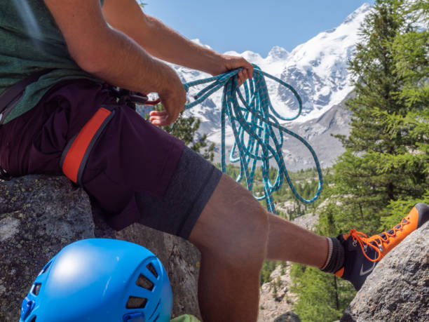 mężczyzna wspinacz przygotowuje się do zejścia, przygotowuje się z liny - mountain climbing rock climbing motivation awe zdjęcia i obrazy z banku zdjęć