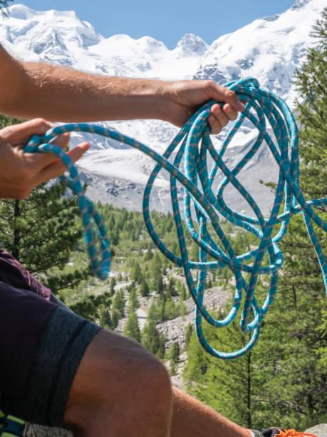 mężczyzna wspinacz przygotowuje się do zejścia, przygotowuje się z liny - mountain climbing rock climbing motivation awe zdjęcia i obrazy z banku zdjęć