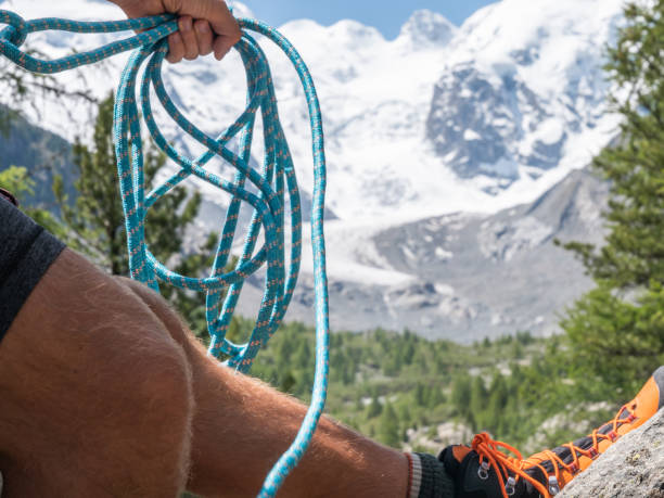 le grimpeur mâle se prépare à descendre, se pr�épare avec la corde - mountain climbing rock climbing motivation awe photos et images de collection