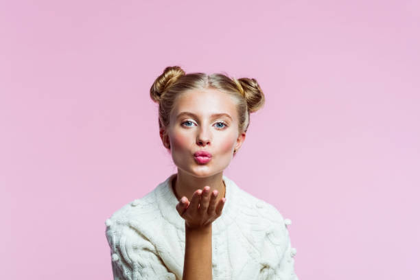 feliz adolescente chica soplando beso - decisions teenage girls horizontal studio shot fotografías e imágenes de stock