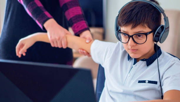 adicción a los juegos de ordenador. madre advirtiendo a su hijo que deje de jugar.  adicción al juego. - travel teenager talking student fotografías e imágenes de stock